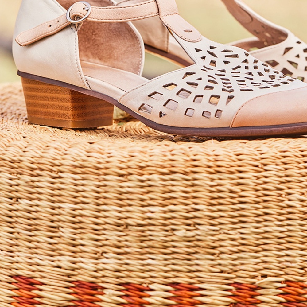 Cream Chunky Heel Leather Heels size 37.   US is size 6.5 the right shoe tight